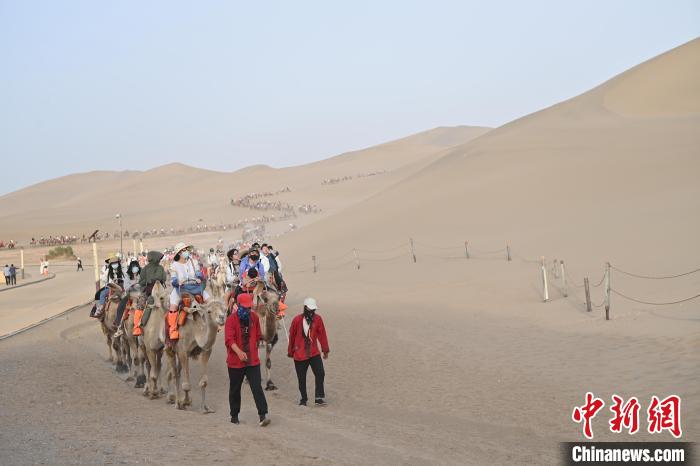 Excurs?es tornam-se populares no deserto de Dunhuang, noroeste da China