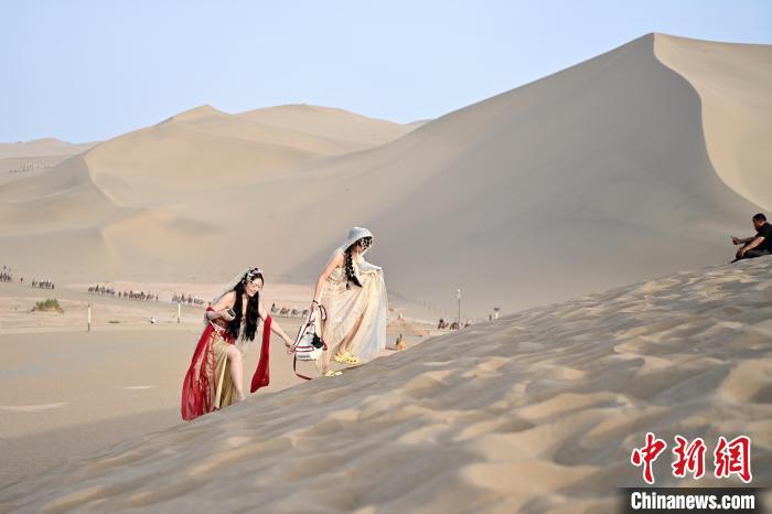 Excurs?es tornam-se populares no deserto de Dunhuang, noroeste da China