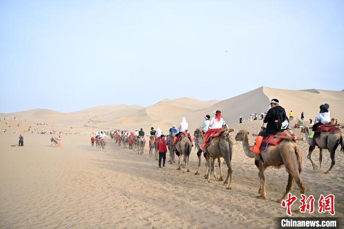 Excurs?es tornam-se populares no deserto de Dunhuang, noroeste da China