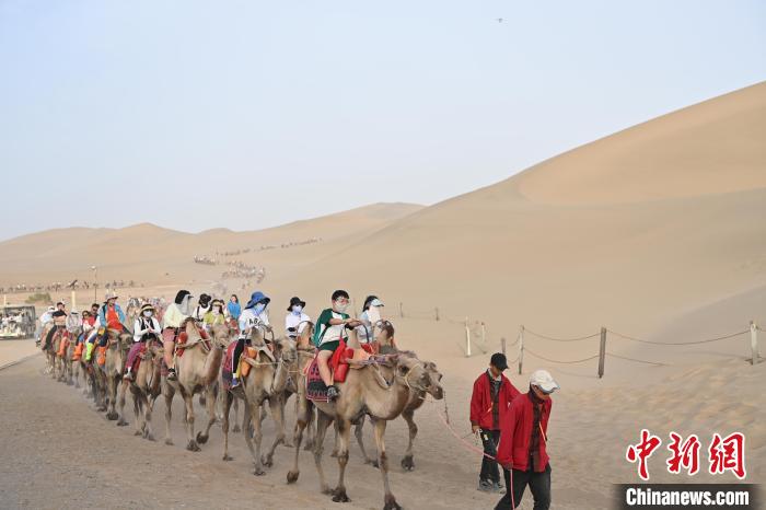 Excurs?es tornam-se populares no deserto de Dunhuang, noroeste da China