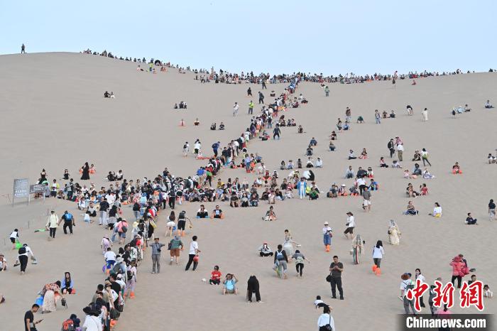Excurs?es tornam-se populares no deserto de Dunhuang, noroeste da China