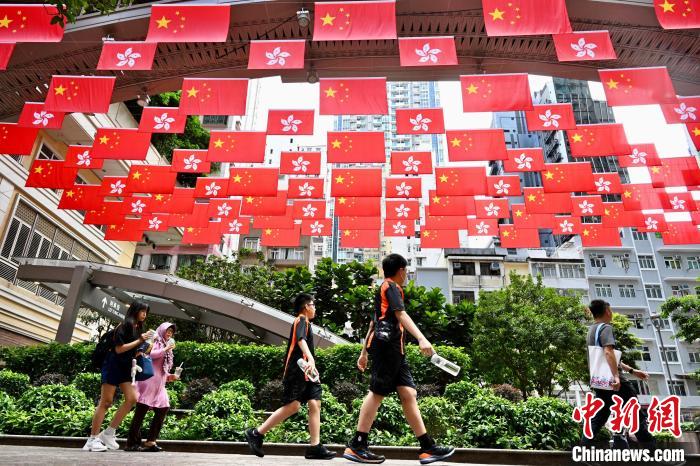 Galeria: atmosfera festiva nas ruas de Hong Kong para comemora??es do 26o aniversário do retorno à pátria