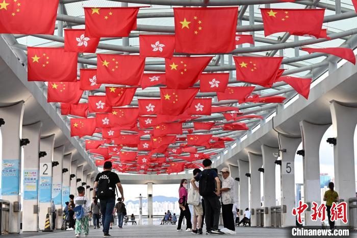 Galeria: atmosfera festiva nas ruas de Hong Kong para comemora??es do 26o aniversário do retorno à pátria