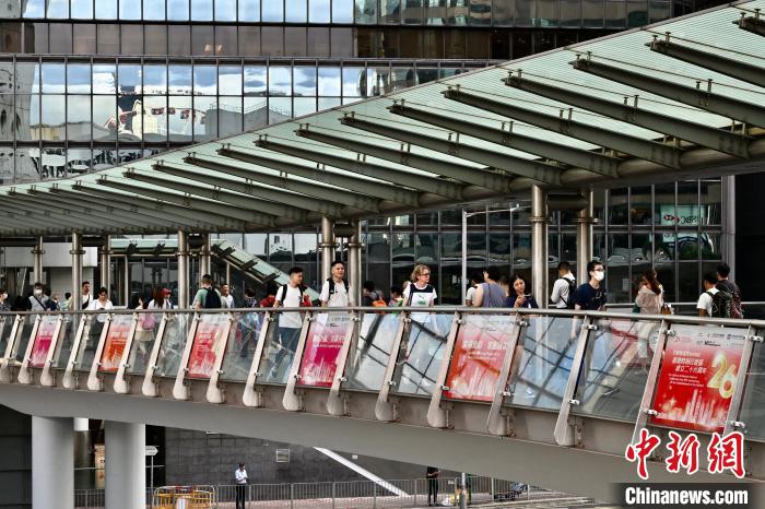 Galeria: atmosfera festiva nas ruas de Hong Kong para comemora??es do 26o aniversário do retorno à pátria