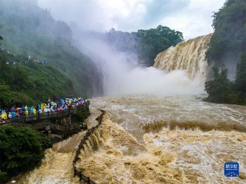 Volume da água na cachoeira Huangguoshu atinge pico de 2023