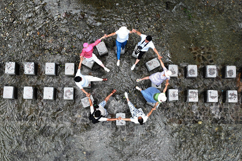 Turistas brincam com água na barragem para passar calor, sudoeste da China