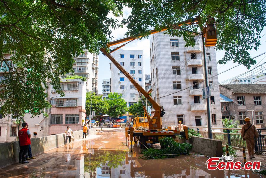 Servi?os de resgate e socorro intensificados decorrem em Chongqing após inunda??es