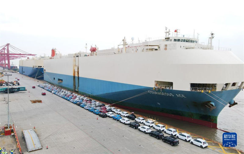 Importante porto de exporta??es de produtos automotivos em Shanghai