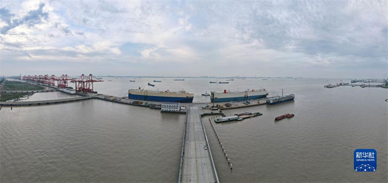 Importante porto de exporta??es de produtos automotivos em Shanghai