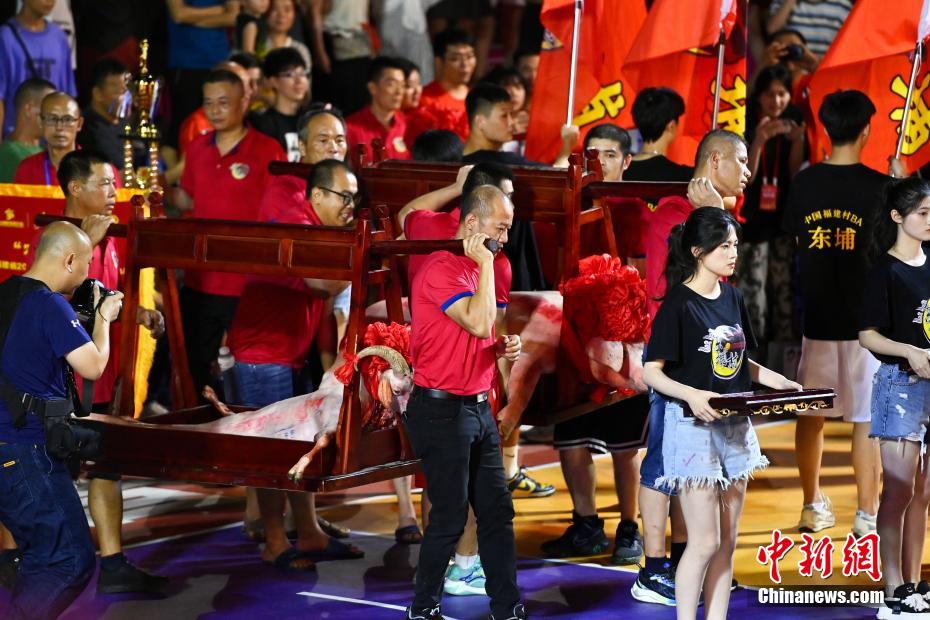 Organiza??o de torneio rural de basquete prepara porco e ovelha como prémios em Fujian
