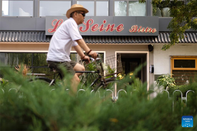 Ao longo das margens dos rios Sena e Liangma: 