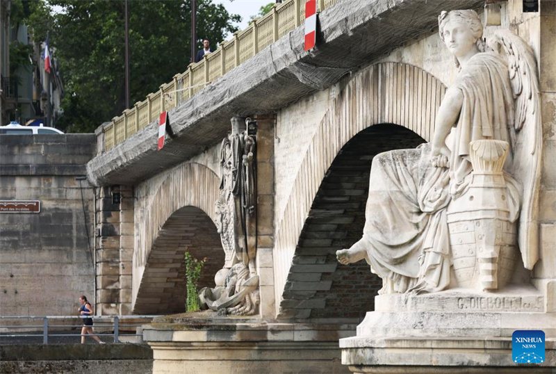 Ao longo das margens dos rios Sena e Liangma: 