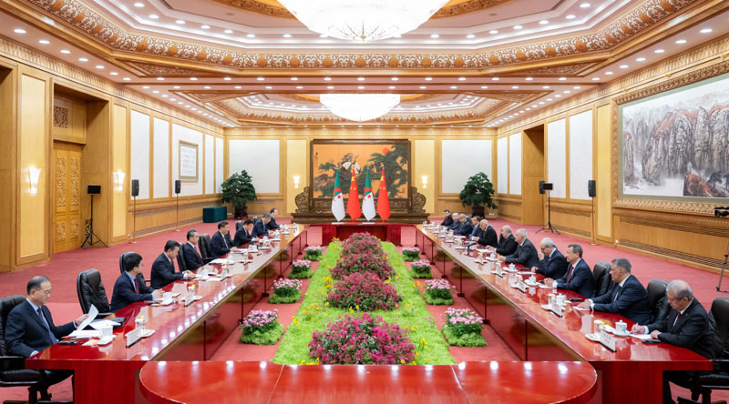 Xi Jinping conversa com presidente da Argélia