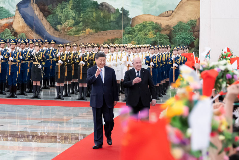 Xi Jinping conversa com presidente da Argélia