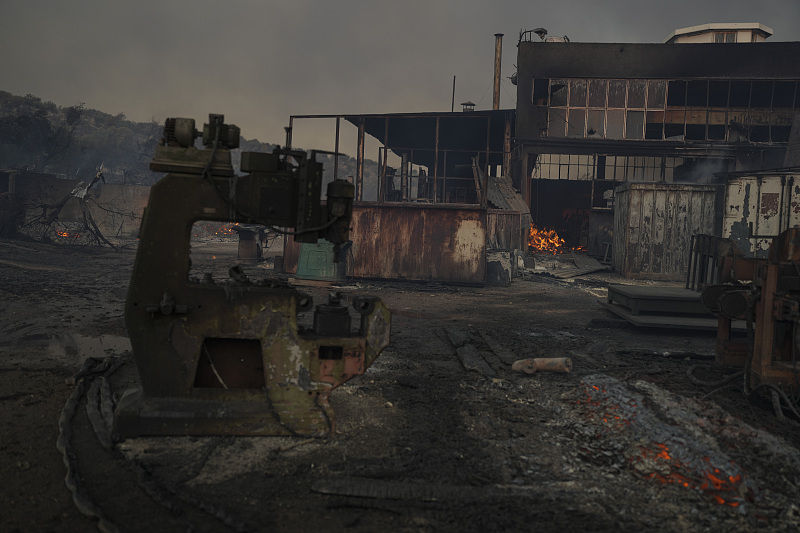 Grécia: incêndios florestais obrigam milhares de pessoas a evacuar