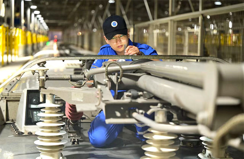 Mecanicos garantem seguran?a dos trens de alta velocidade em Tianjin