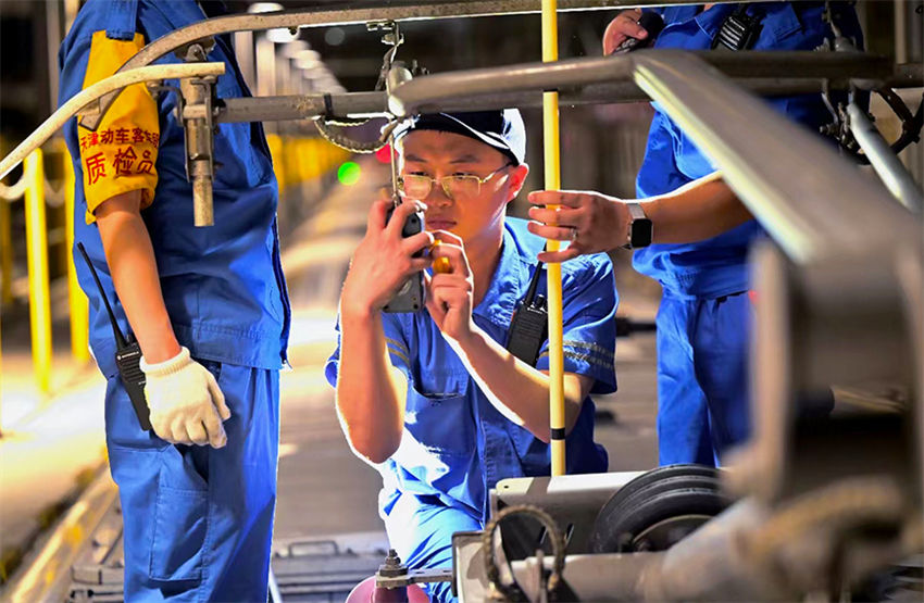 Mecanicos garantem seguran?a dos trens de alta velocidade em Tianjin