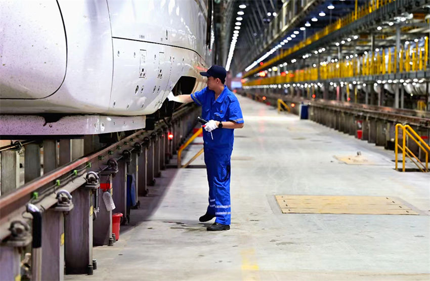 Mecanicos garantem seguran?a dos trens de alta velocidade em Tianjin