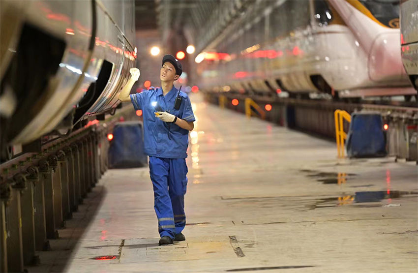 Mecanicos garantem seguran?a dos trens de alta velocidade em Tianjin