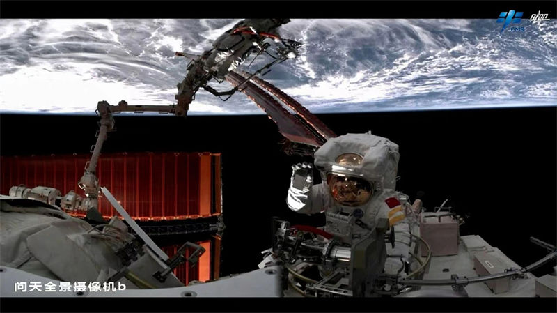 Tripula??o da miss?o Shenzhou-16 completa primeira caminhada espacial