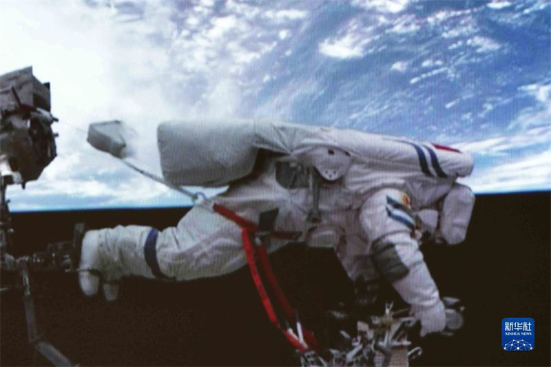 Tripula??o da miss?o Shenzhou-16 completa primeira caminhada espacial