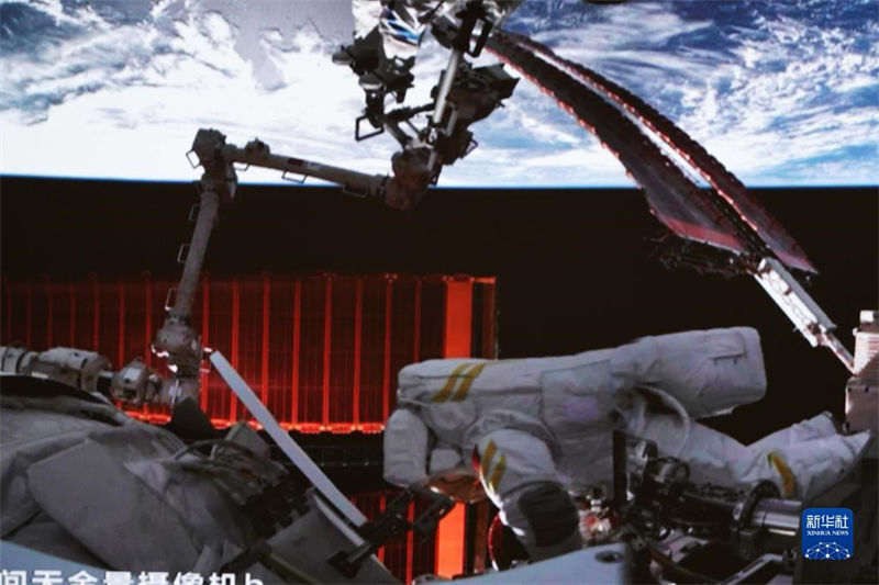 Tripula??o da miss?o Shenzhou-16 completa primeira caminhada espacial