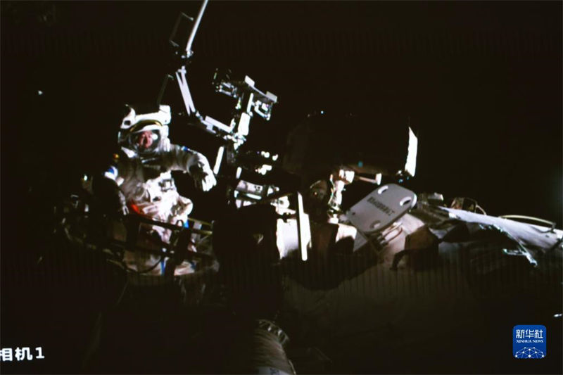 Tripula??o da miss?o Shenzhou-16 completa primeira caminhada espacial