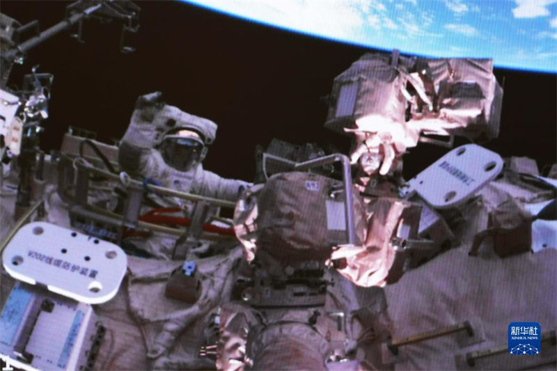 Tripula??o da miss?o Shenzhou-16 completa primeira caminhada espacial