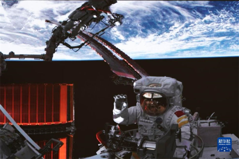 Tripula??o da miss?o Shenzhou-16 completa primeira caminhada espacial