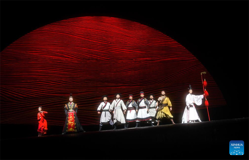 Mais de 1.000 artistas trazem clássicos para o festival de dan?a de Xinjiang