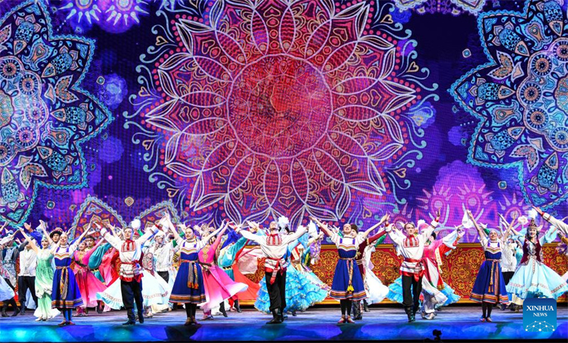 Mais de 1.000 artistas trazem clássicos para o festival de dan?a de Xinjiang