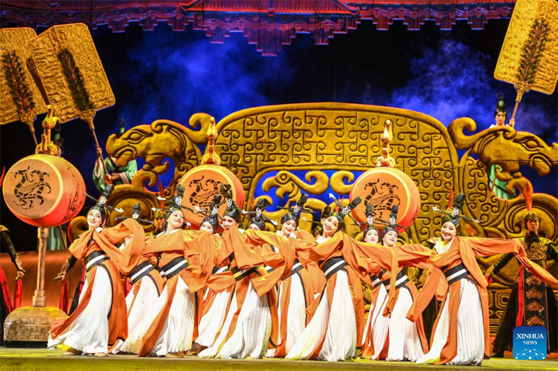 Mais de 1.000 artistas trazem clássicos para o festival de dan?a de Xinjiang