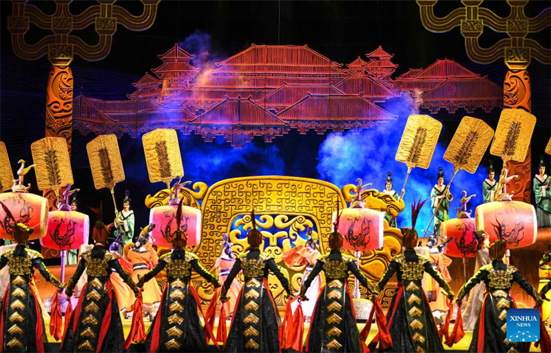 Mais de 1.000 artistas trazem clássicos para o festival de dan?a de Xinjiang