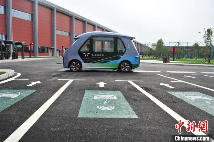 Veículos elétricos realizam carregamento em movimento