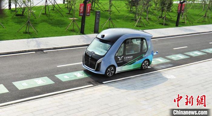 Veículos elétricos realizam carregamento em movimento