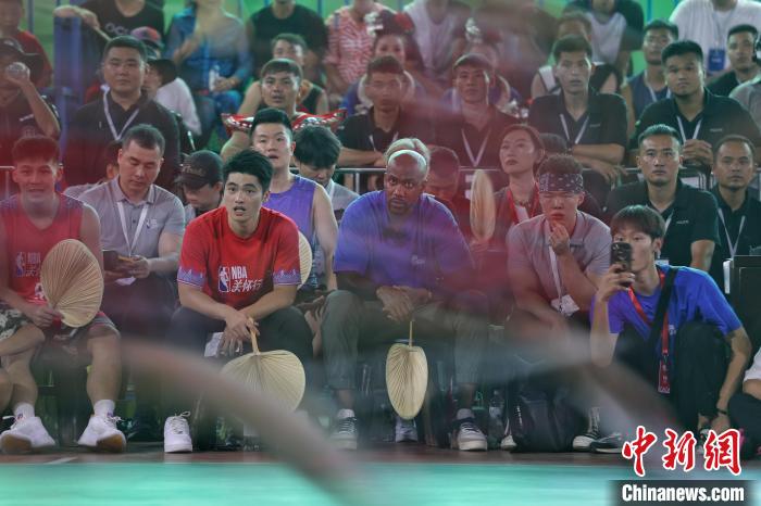 Stephon Marbury comparece ao torneio rural de basquete em Guizhou, sudoeste da China