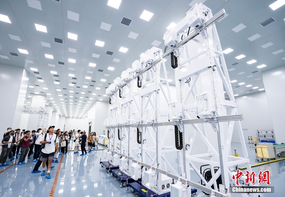 Primeiro centro de fabrica??o de satélites em Hong Kong é inaugurado