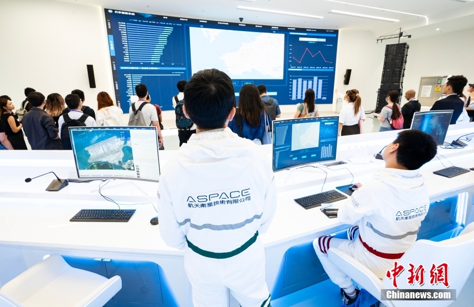 Primeiro centro de fabrica??o de satélites em Hong Kong é inaugurado