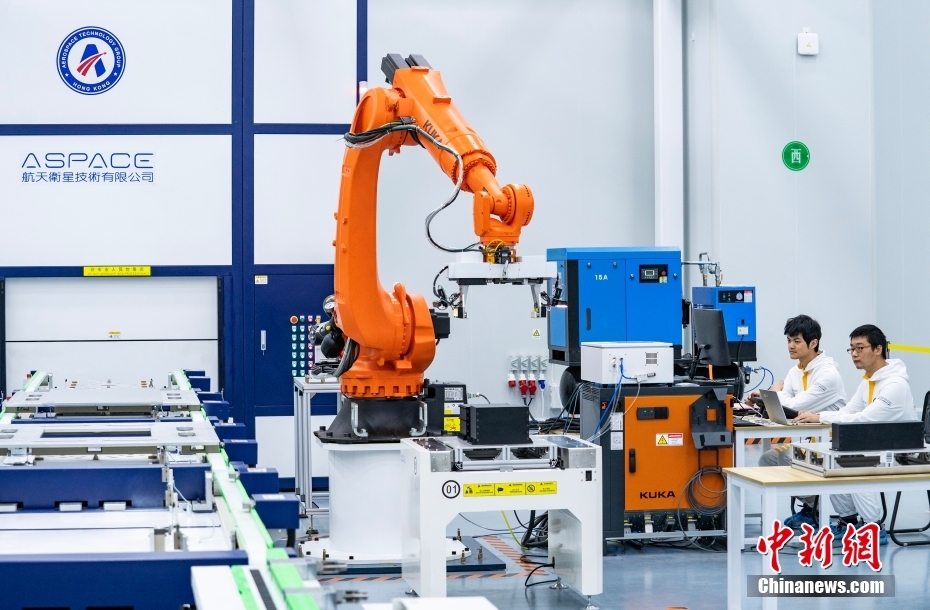 Primeiro centro de fabrica??o de satélites em Hong Kong é inaugurado