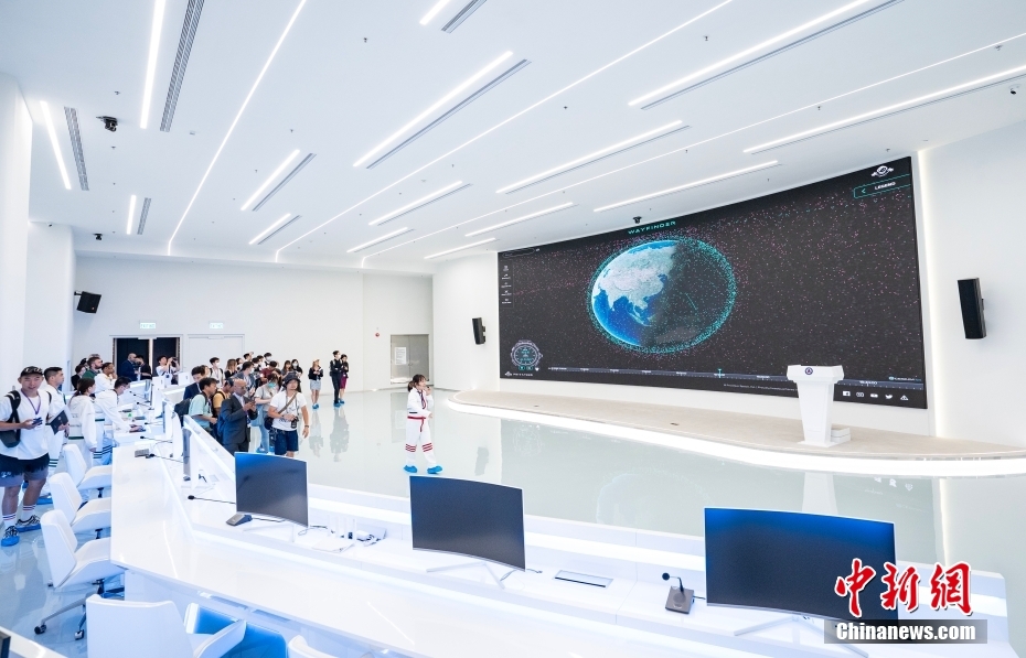 Primeiro centro de fabrica??o de satélites em Hong Kong é inaugurado