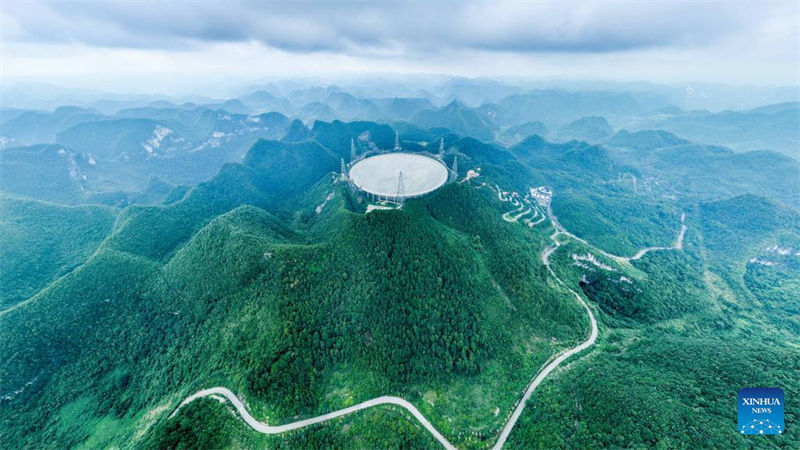 Telescópio gigantesco da China adota rob?s inteligentes para manuten??o