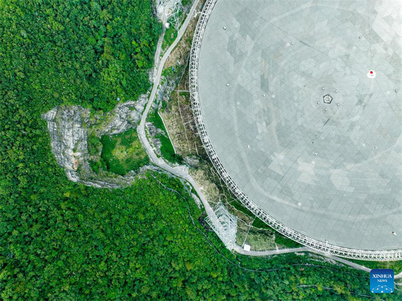 Telescópio gigantesco da China adota rob?s inteligentes para manuten??o