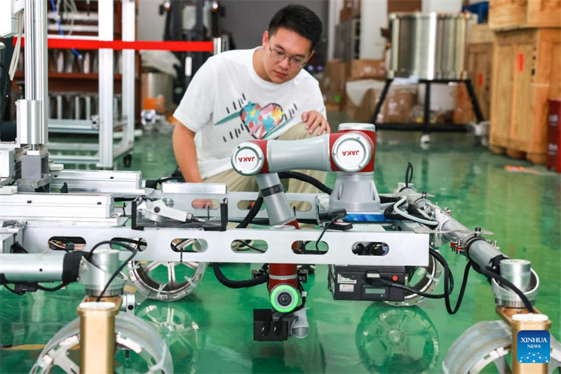 Telescópio gigantesco da China adota rob?s inteligentes para manuten??o