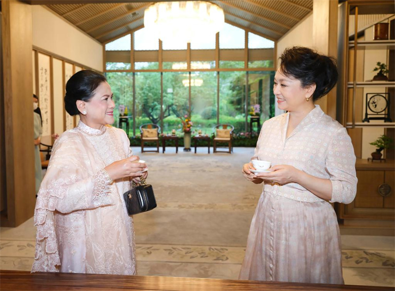 (Universíade de Chengdu) Peng Liyuan se reúne com primeira-dama da Indonésia