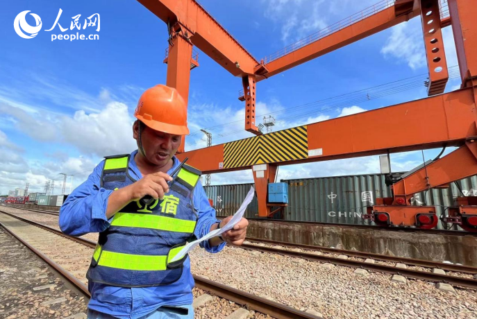 Trens de carga China-Europa estabelecem liga??o do continente euro-asiático