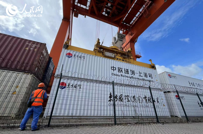 Trens de carga China-Europa estabelecem liga??o do continente euro-asiático