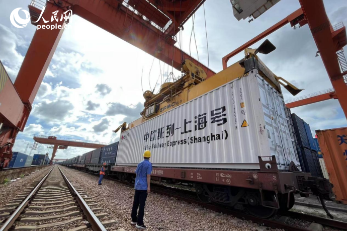 Trens de carga China-Europa estabelecem liga??o do continente euro-asiático