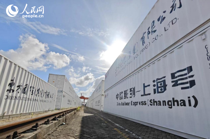 Trens de carga China-Europa estabelecem liga??o do continente euro-asiático
