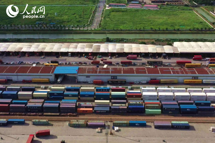 Trens de carga China-Europa estabelecem liga??o do continente euro-asiático