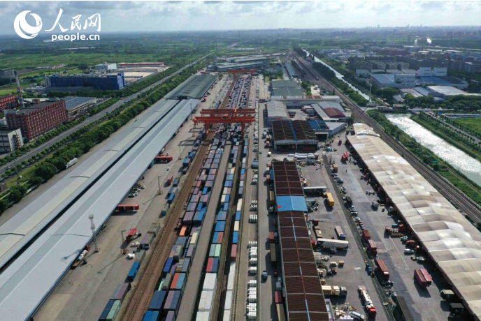 Trens de carga China-Europa estabelecem liga??o do continente euro-asiático